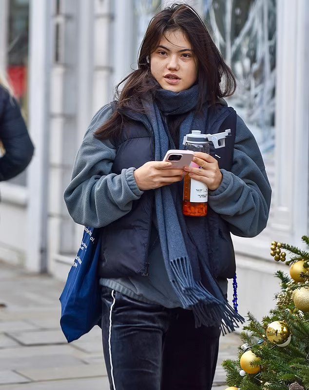 军“杯里泡枸杞”引英媒关注能否缓解黑眼圈long8唯一中国网站22岁华人网球冠(图3)
