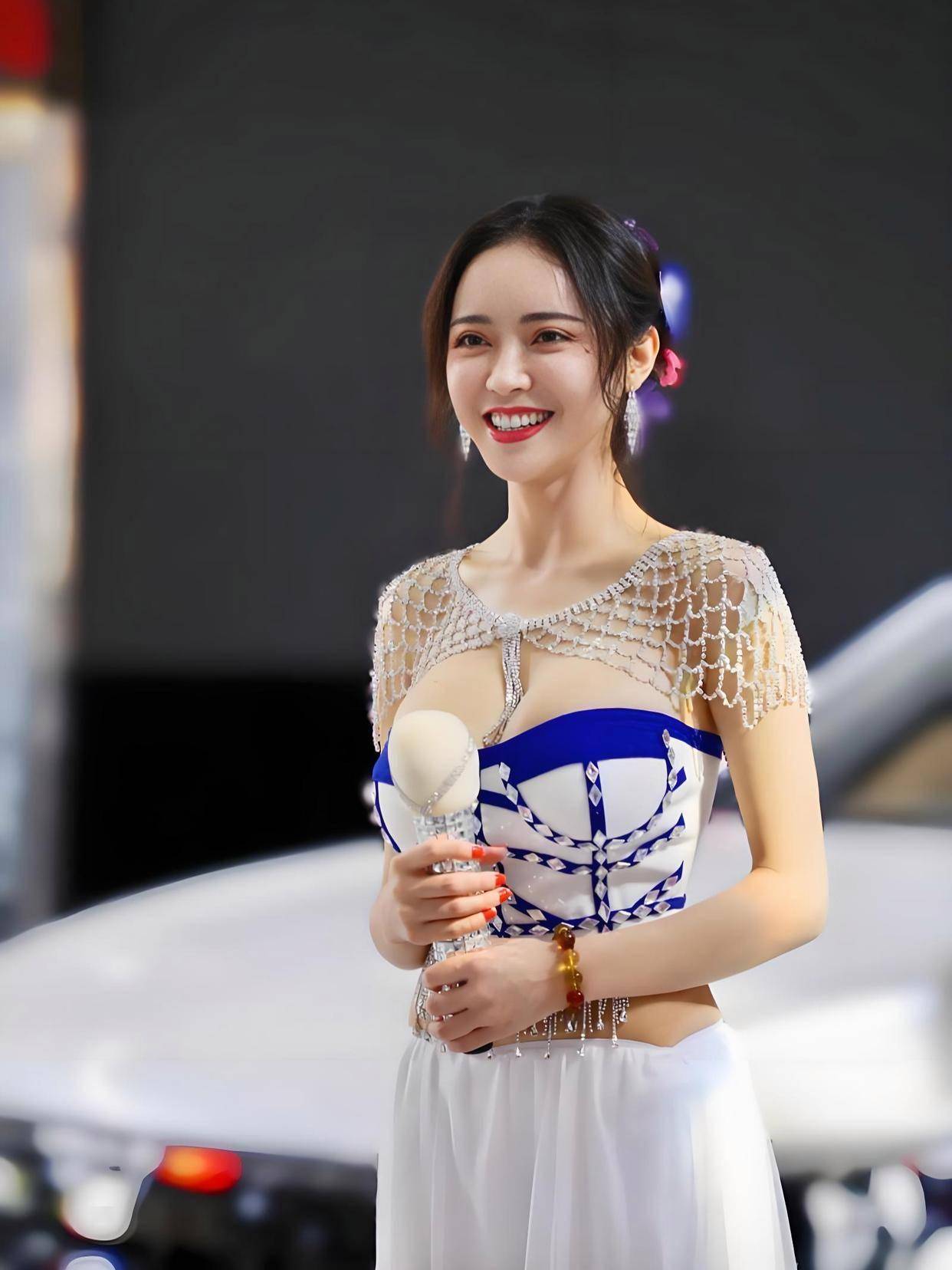 魔鬼身材不愧是模特出身！潘春春最惊艳的3部电影这